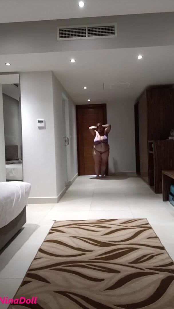 Nina Doll: Người mẫu thời trang bikini catwalk bbw