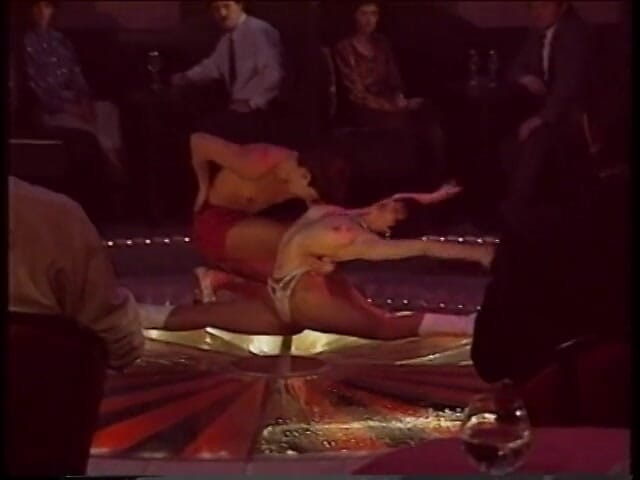 Irresistible Strippers: Blonde stripperin bückt sich, zeigt rasierte muschi