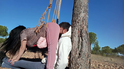 fartingclub01: Ben onu götüm ve ağaç arasında ezerken yüzüne osuruyor