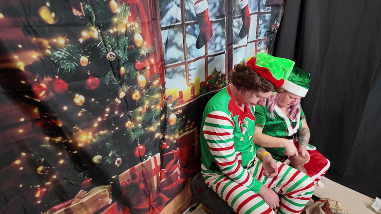 The Izars: 9. den elfky na poličce se sexuálními hračkkami