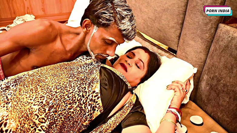Porn India Studio: Горячая красивая девушка трахает старика