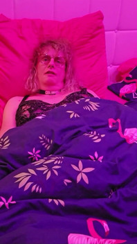TS Lilly Sophie wordt geil wakker en moet klaarkomen