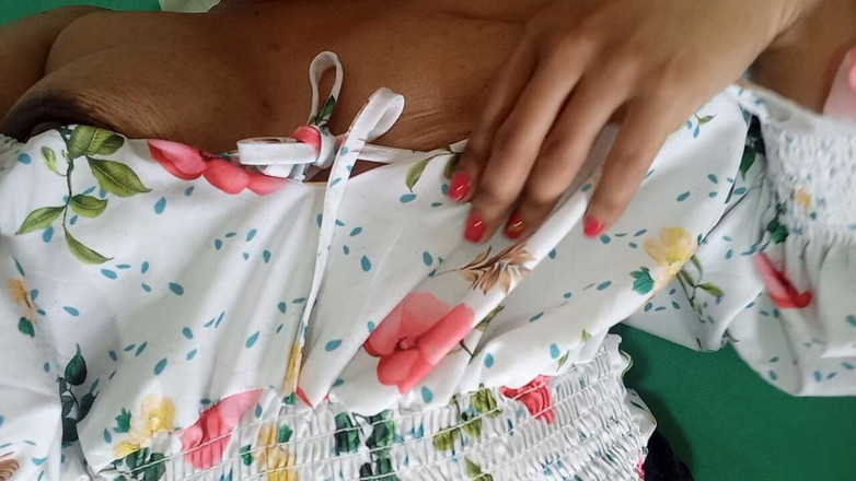 PATY PATY: Yaramaz üvey kız heyecanlanıp sütünü dışarı çıkana kadar vücudu soyunuyor