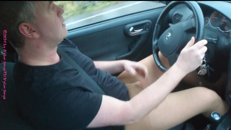 Carmen_Nylonjunge: Am morgen in strumpfhosen im auto - teil 2