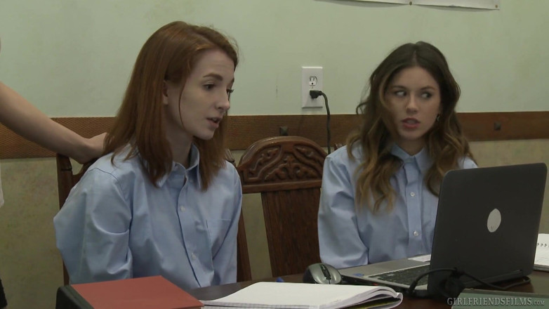 Girlfriends Films: Chicas universitarias curiosas muelen coños después de clase