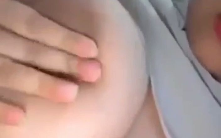 Jilbab69: Un gros sein naturel en hijab se branche dans sa...