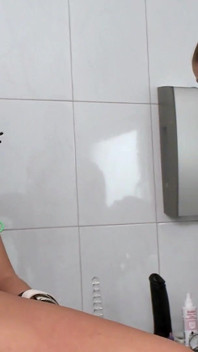 Domina en haar bondage seksslaven poesje clips en balbreken