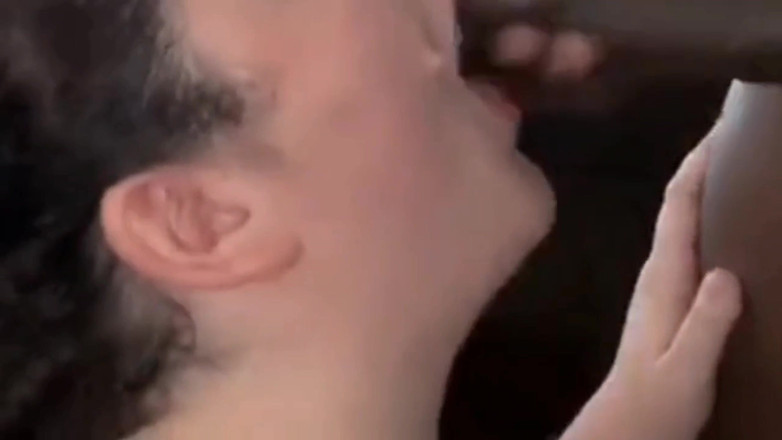 Real homemade BBW BBC porn: En tenue d’étudiante, une grosse bite noire me baise la...