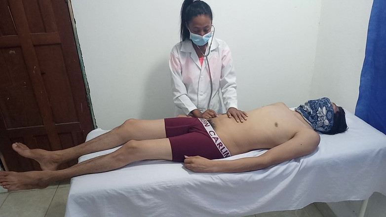 NEGRITA SEXY: मैं अपने सौतेले बेटे को मसाज सेंटर ले जाती हूं ताकि उसका सुखद अंत हो सके