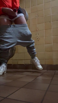 dans les toilettes