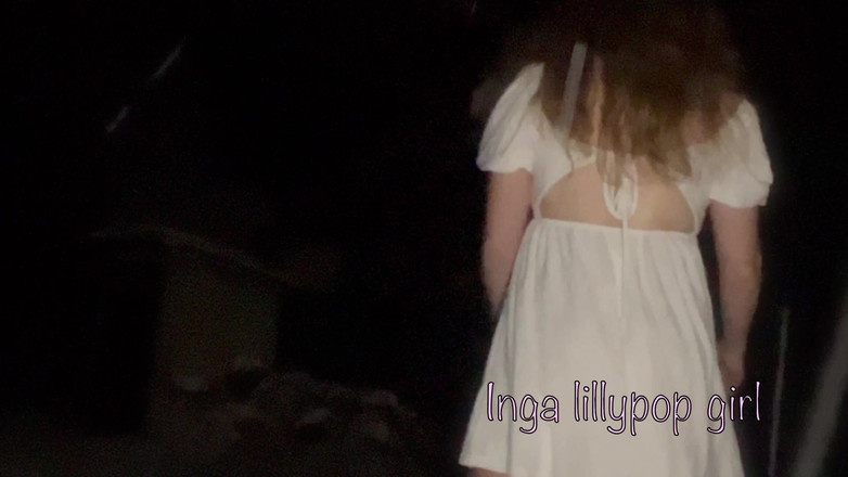 Inga lillypop girl: パンティなしで公の場で可愛いニンフォマニア