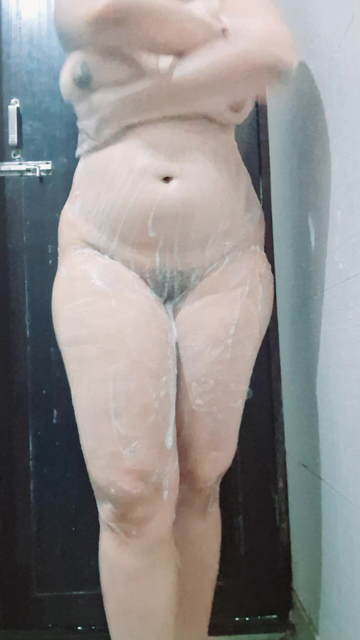 Riyathakur: 热辣的印度maa在洗澡时被相机拍到