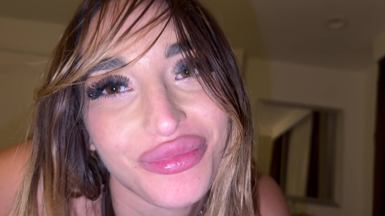 Sara Diamante: La Pornostar Italiana Sara Diamante Gode Di Un Deepthroat Salivoso...