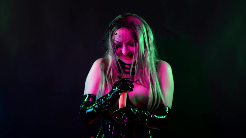 Arya Grander: Halloween heks! SPH Joi op gezicht zitten