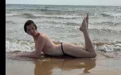 Femboy tatilde havuzda ve teknede yüzerken büyük boşalma