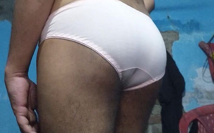 Lustyizlife: Nadržená teenagerka Femboy v roztomilé podprsence a kalhotkách své nevlastní...
