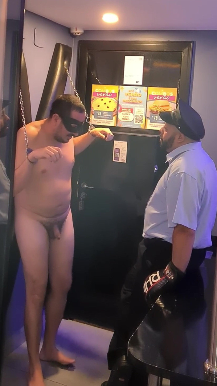 Punchbagplz: Cuffed i przetestowany - niedźwiedź cop gutpunch sesja