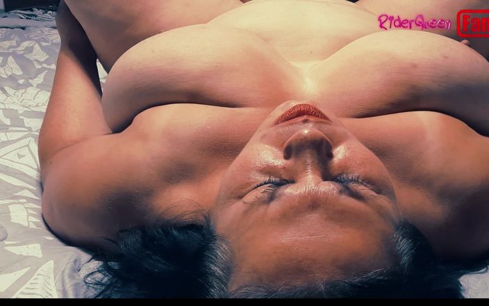Riderqueen: Une belle-mère latina sexy se fait baiser, uniquement les fans...