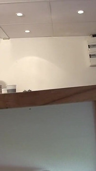 Puttana volgare si prende un pugno scopando nel culo