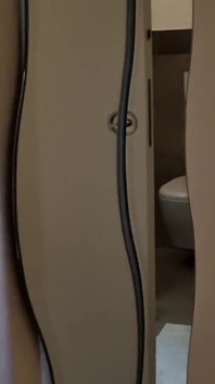 Avventura di vacanza - ti lascio guardare mentre mi masturbo sotto la doccia con il mio enorme cazzo duro