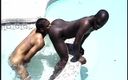 Gays Case: Шоколадному коричневому возбужденному качке лижет задницу в бассейне его любовник-гей