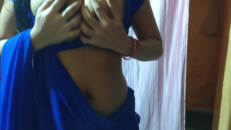 Hotpooja86900: Bhabhi gioca da sola con una figura sexy che mostra...