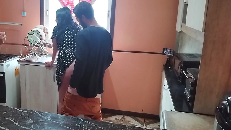 BBW Kelly Mom: Aku mergokin ibu tiriku di dapur dan kami mulai ngentot...