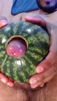 Komm und komm und komm, während du zuschaust, wie ich masturbiere und komme, während ich diese wassermelone ficke