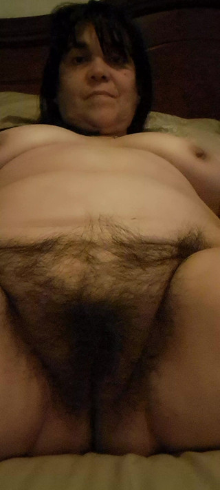 Mommy big hairy pussy: Une MILF montre son branlette vaginale