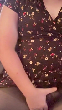 Garota trans em um vestido curto e meia-calça se masturbando