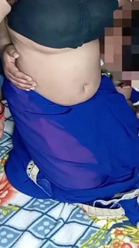Bhabhi recém-sexy em Sari de cor azul.