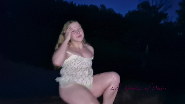 Lily, Goddess of Desire: Ongelooflijk seksuele waternimf verleidt je met haar lichaam