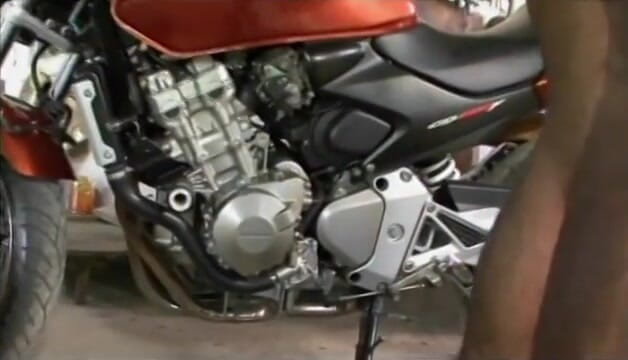 First Black Sexperience: Koca sikli motorcu motosikletinde ateşli sarışın hatunun amını yalıyor ve...