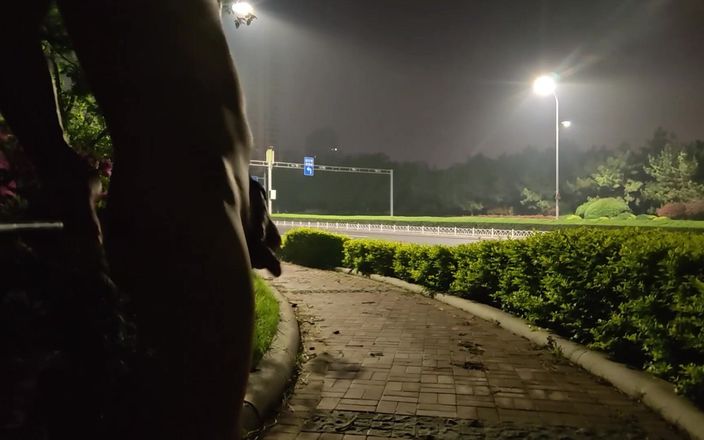 ChineseBisexual: Naakt rennen langs de drukke straat en masturberen