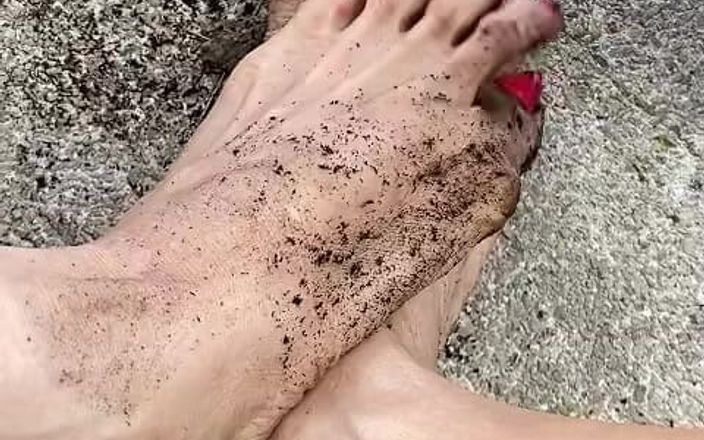 Naelor: Melove - picioare murdare sexy cu unghii lungi de la picioare...