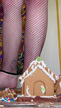 Gergasi Krismas Crush Kampung Slo-Mo Memusnahkan Rumah Gingerbread Saya Dalam Gerakan Perlahan