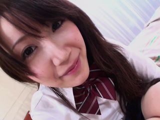 Horny Asian girls: 彼女は18歳で、宮崎真央は毛むくじゃらのマンコとファックが好きな小さな胸を持つ日本のふしだらな女です