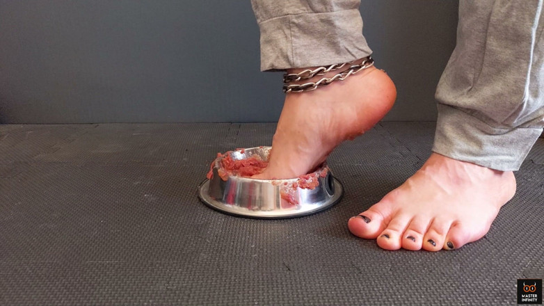 Master Infinity Dom: Viande en boîte sous les pieds
