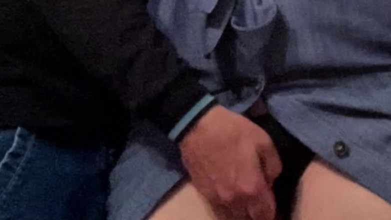 Niki studio: Cizinec prstí nadrženou milfku před prací v metru