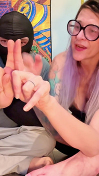 6'7 Giantess 손은 그의 작은 6'3 남자 손을 완전히 왜소 - 손바닥에서 손바닥 크기 굴욕