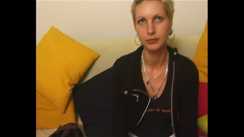 My first cock: Děvka dívka se svléká a dotýká se