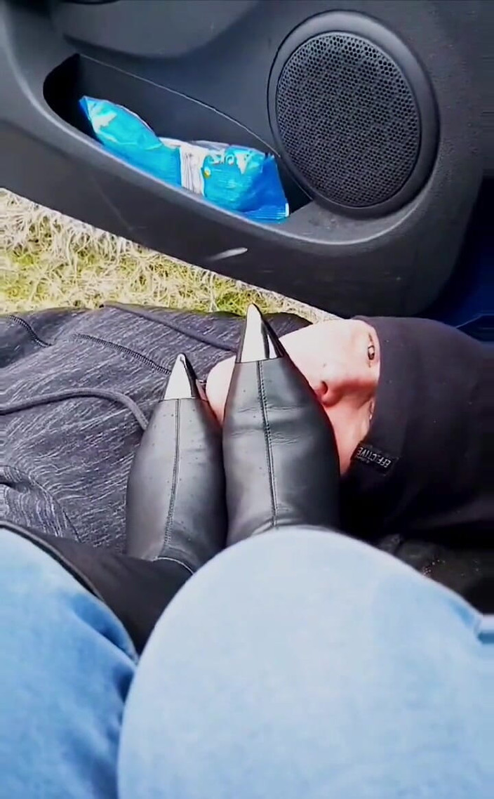 Mistressyammyboots: 皮靴在车里舔舐