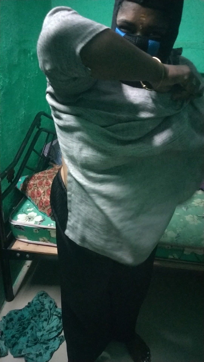 Tamil lesbian: Mặc váy làm tình nóng bỏng