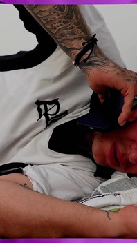 Gamer-Typ bekommt von seiner Krankenschwester, die ihn ablöst, einen Deepthroat-Blowjob