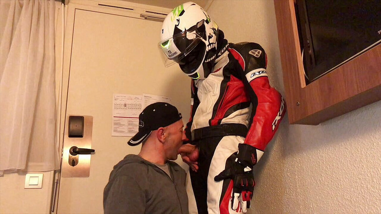 HUMLIATION AND SPANKING PORN: Vernedering in het hotel met fetisjoutfits fietser