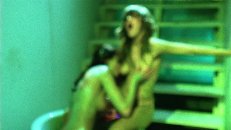 Wet and Wild Lesbians: Awek seksi bertatu berseronok air dan bermain dengan dildo mereka