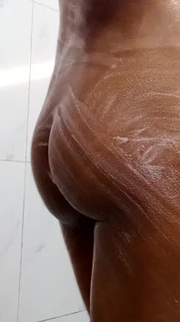 Madrastra necesita el semen mientras se baña una chica india caliente