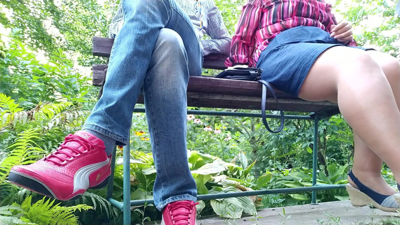 OurFetishLife: Wspaniała milf pokazuje pasierbowi, jak zmienić podkładkę na zewnątrz