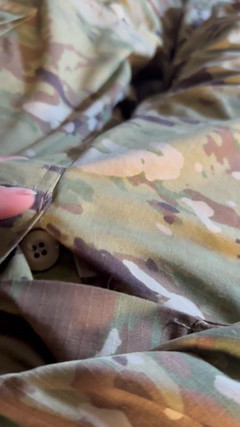 Gay Soldier Stuff: Дрочить за столом мого сарджу - зйомка сперми в моїй формі в моїх казармах