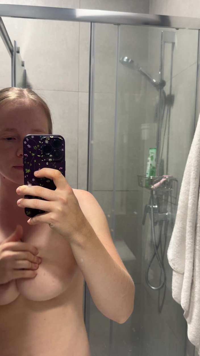 SweetLucy96: Giovane donna con i capelli biondi